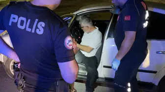 Yolun ortasında direksiyonda uyudu, polis uyandırdı