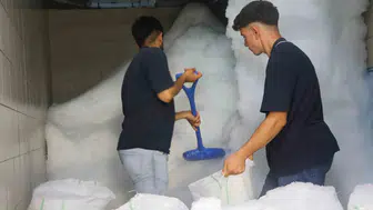 Adana'da 40 derece dışarıda, buzhanede çalışanlar mont giyiyor