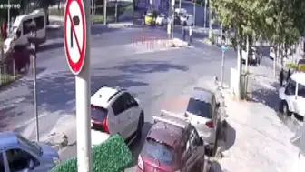 Sultangazi'de yaya yüzünden kaza yapan sürücü trafik ışığına çarptı