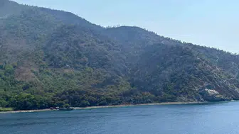 Marmaris yangınında tehlike azaldı ekipler soğutma yapıyor