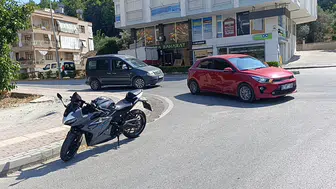 Manavgat'ta otomobile çarpan motosikletin sürücüsü hastanelik oldu