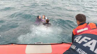 Piknik keyfi kabusa dönüştü: Van Gölü'nde can simidiyle sürüklenen 3 kişi ölümden döndü
