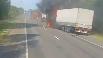 Artvinli şoförlerin gözü önünde tırlar alev topuna döndü