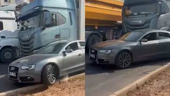 Tır çarpınca inip camını kırdı, şoför de aracına vurup kaçtı