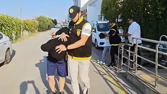Ev arkadaşını bıçaklayıp öldürdüler, kapıda kilitli kalınca polisi aradılar