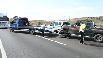 Kırıkkale'de kamyonet öndeki araca arkadan çarptı, 1'i bebek 5 yaralı