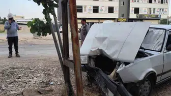 Direksiyon hakimiyeti kayboldu, otomobil elektrik direğine çarptı
