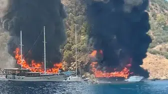 Korku dolu anlar: Alevlere teslim olan tekneden denize atladılar