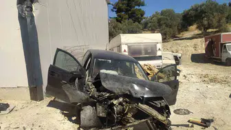 Söke-Kuşadası yolunda dehşet anları: Otomobil havada uçup binaya saplandı