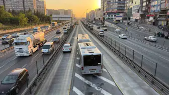 Şirinevler metrobüs durağında korkutan kaza