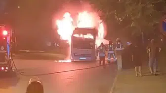 Kartal’da gece yarısı park halindeki minibüs küle döndü