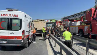 Basın Ekspres yolunda motosikletli sürücü kamyonun altında kalarak can verdi