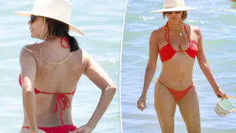 Eva Longoria İspanya sahilinde tüm bakışları üzerine çekti