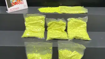 İzmir'de bir çantadan 31 bin uyuşturucu hap çıktı