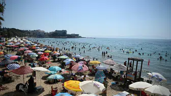 Kuşadası'nda termometreler 37'yi gösterdi, sahillerde yer kalmadı