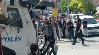 Muradiye'de cadde ortasında aile kavgası, polis TOMA ile ayırdı