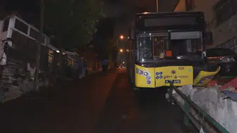 Sarıyer'de kaygan yol İETT otobüsünü bariyere savurdu