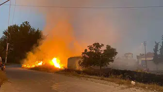 Denizli Çardak'ta evlerin hemen dibinde yangın paniği