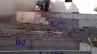Hatay'da yanan kepçeyi kumla söndürdüler