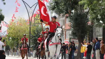Van sokaklarında 30 Ağustos gururu: Atlı birliklerin geçişi nefes kesti