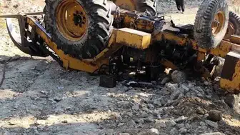 İş makinesi devrildi, operatörü itfaiye çıkardı