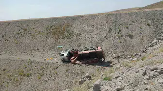 Çemişgezek yolunda vinç uçuruma uçtu