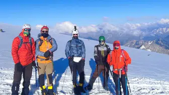 Kayserili dağcılar Avrupa’nın zirvesinde Türk bayrağını dalgalandırdı