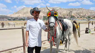 Kapadokya’nın gözlüklü atı Melek turistlerin ilgi odağı oldu