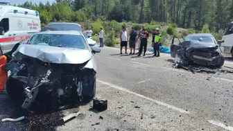 Manavgat'ta iki otomobil kafa kafaya çarpıştı, 76 yaşındaki sürücü hayatını kaybetti