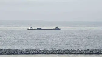Karadeniz'de saldırıya uğrayan yük gemisi Zonguldak'a sığındı