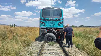 Sivas Şarkışla’da yük treni hemzemin geçitte traktöre çarptı