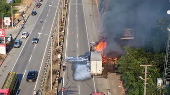 Giresun'da seyir halindeki TIR alevlere teslim oldu