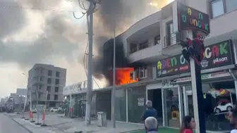 Hatay'da mobilya mağazasındaki yangın mahalleliyi sokağa döktü