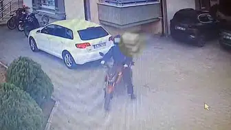 Sakarya’da kurye motosikletini elini kolunu sallayarak çaldı