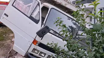 Freni boşalan kamyoneti durdurmak isterken duvarla korkuluk arasında sıkıştı