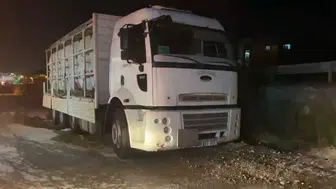 Hendek'te asit yüklü kamyon sızdırdı, 2 kişi etkilendi