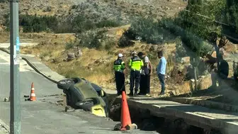 Rüzgarın uçurduğu dubalar kazaya davetiye çıkardı: Otomobil çukura gömüldü