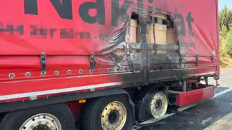 Bilecik yolunda seyir halindeki tırın dorsesi yanmaya başladı