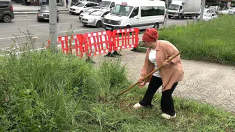 Rize'de bir kadın, belediyeden önce davranıp şehir merkezindeki otları tırpanla biçiyor 'Nerede ot varsa biz oradayız'