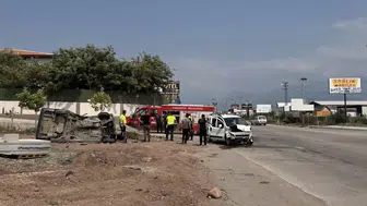 Osmaniye'de kaza kamerada Otomobil yan yattı, 2 yaralı