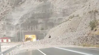 Erzurum'da aniden bastıran sağanak ulaşımı felç etti
