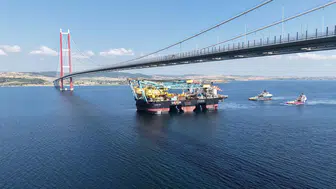 Dünyanın en büyük vinç gemisi Çanakkale Boğazı'ndan geçti