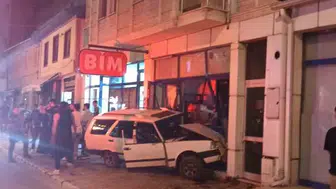 Marketin vitrinine giren otomobil kamerada, faciadan dönüldü