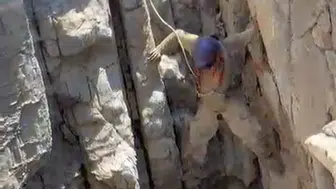 Yüksekova'da sigortalı buzağı için tehlikeli uçurum kurtarma operasyonu
