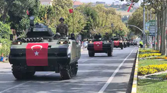 Tekirdağ sokaklarında 30 Ağustos gururu: Dev bayrakla geçit töreni