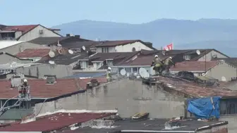 Sultangazi’de çatı katında çıkan yangın mahalleyi hareketlendirdi