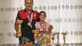 İtfaiyeci baba kortta kızıyla şampiyonluk kovalıyor