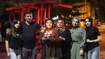 Sivaslı Esra’ya mahalle muhtarından unutulmaz doğum günü sürprizi