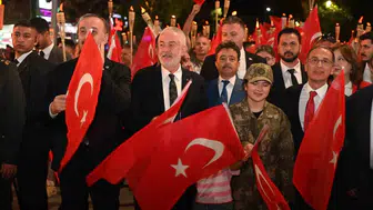 Isparta'da Zafer Gecesi: Binler Meydanda Kubat ile Buluştu