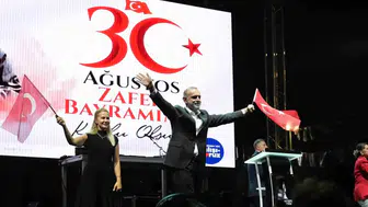 Sancaktepe'de zafer coşkusu: Ceza sahneye çıktı, Meydan Parkı hınca hınç doldu